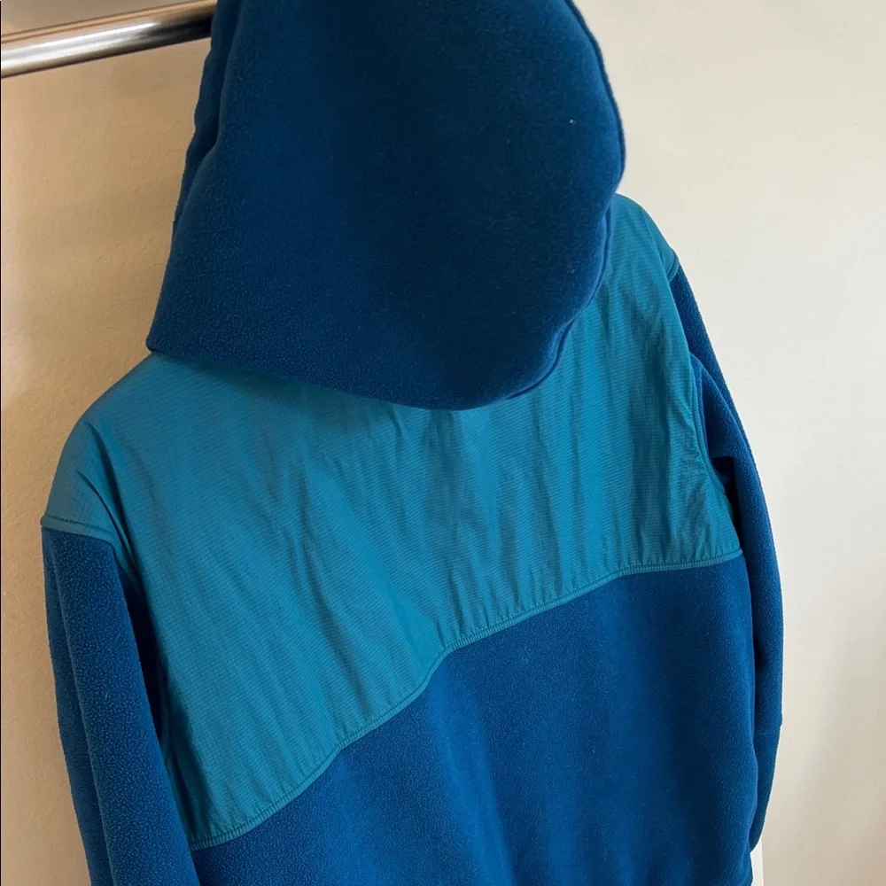 Patagonia women’s nylon jacket with a hood - Picture 6 of 8